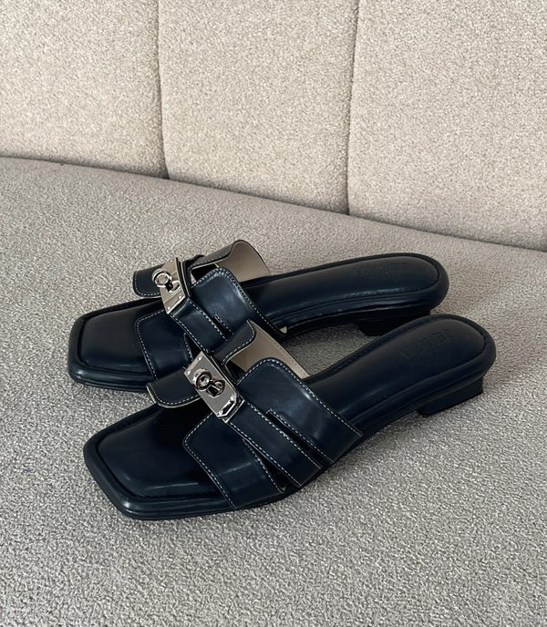 OSCAR LOW HEEL SANDALS (BLACK) 