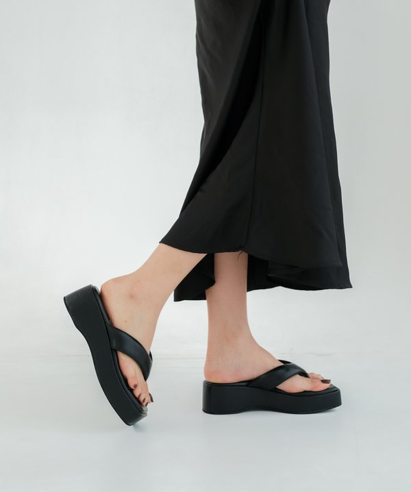 [DEFECT ITEM] CLARICE PLATFORM SANDALS (BLACK) - SIZE 38 