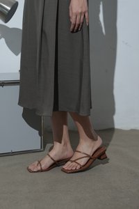 LYN LOW HEEL SANDALS (BROWN)