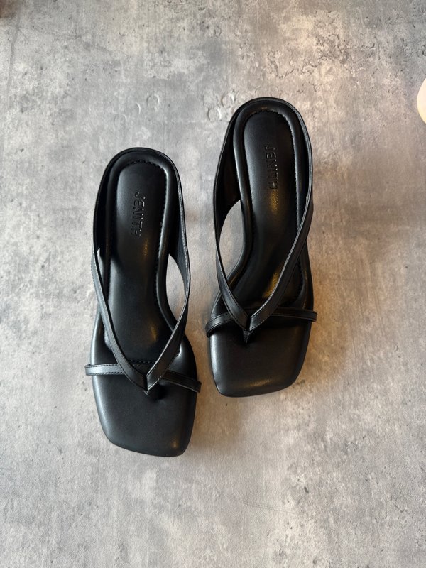EMERY LOW HEEL SANDALS (BLACK)