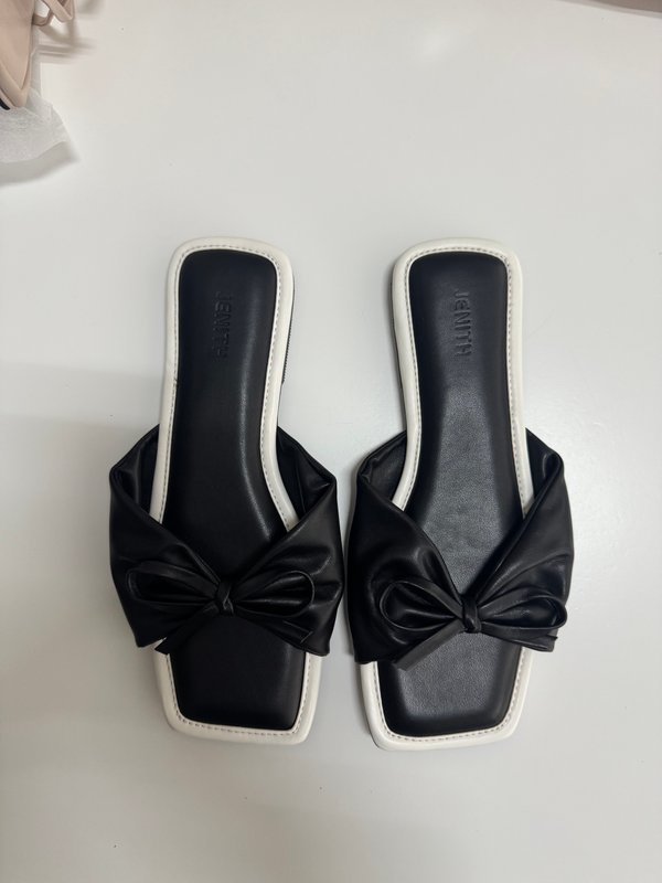 [SAMPLE SALE] BLACK/WHITE SANDALS - SIZE 36