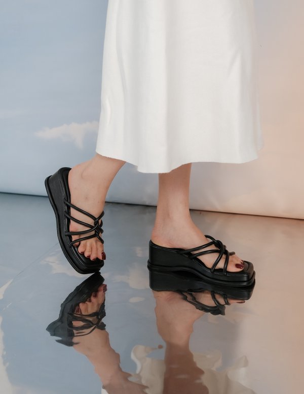 LAUREL PLATFORM SANDALS (BLACK)
