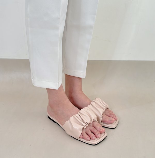 BECKHAM SANDALS (BABY PINK)
