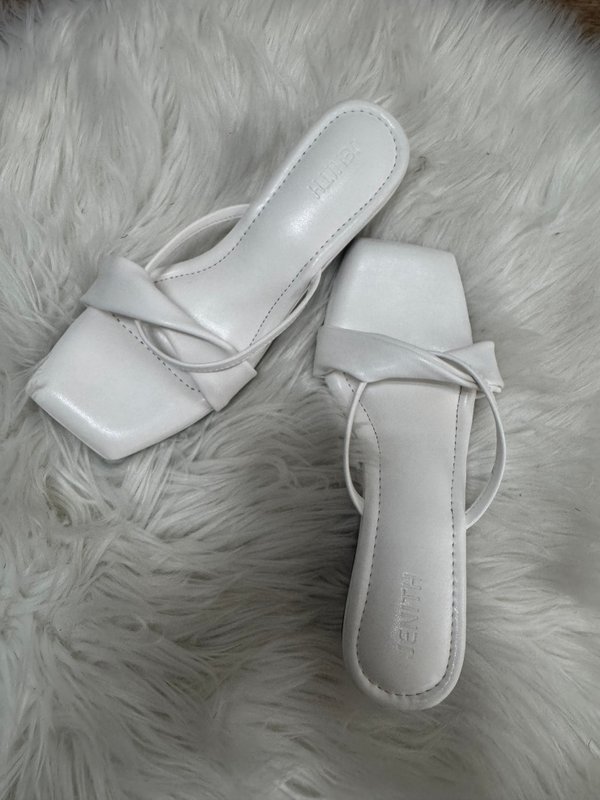[SAMPLE SALE] TWIST KNOT LOW HEEL SANDALS (WHITE)- S37