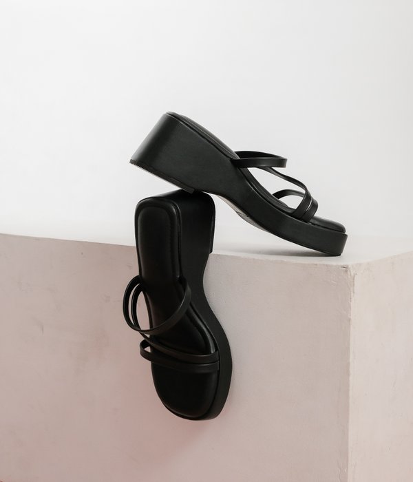GWENDY PLATFORM SANDALS (BLACK)