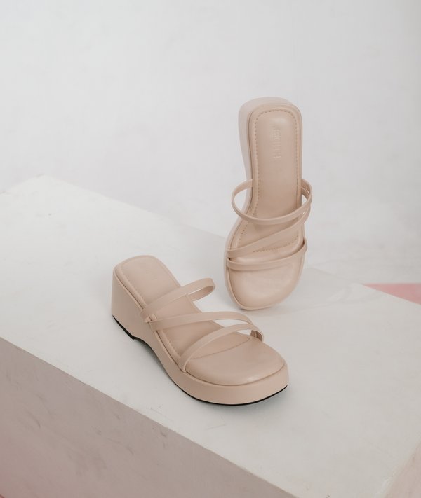 GWENDY PLATFORM SANDALS (BABY PINK)