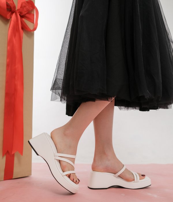 GWENDY PLATFORM SANDALS (WHITE)