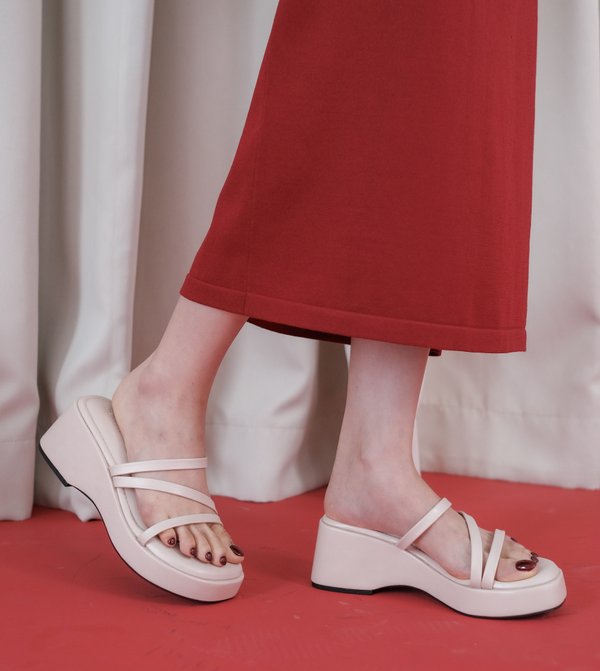 GWENDY PLATFORM SANDALS (BABY PINK)