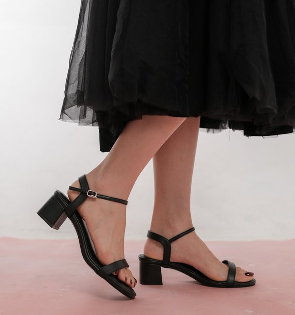 CELESTIA ANKLE STRAP HEELS (BLACK)