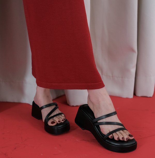GWENDY PLATFORM SANDALS (BLACK)