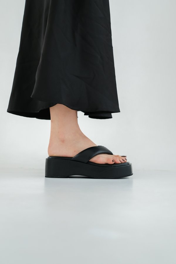 V2 CLARICE PLATFORM SANDALS (BLACK)