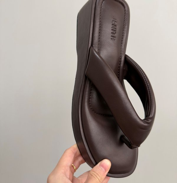 V2 CLARICE PLATFORM SANDALS (ESPRESSO)