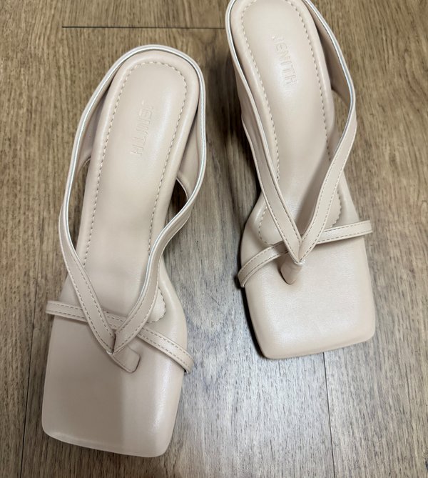 V2: EMERY LOW HEEL SANDALS (NUDE)