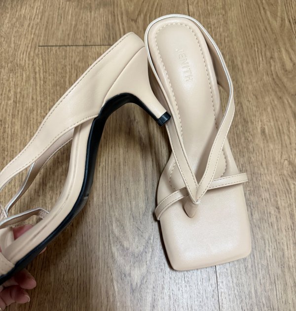 V2: EMERY LOW HEEL SANDALS (NUDE)