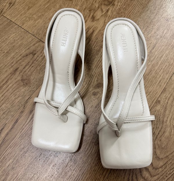 V2: EMERY LOW HEEL SANDALS (OAT)