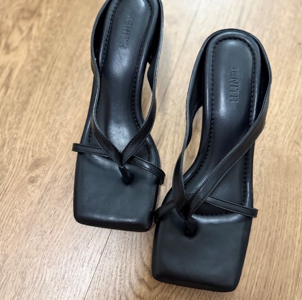 V2: EMERY LOW HEEL SANDALS (BLACK)