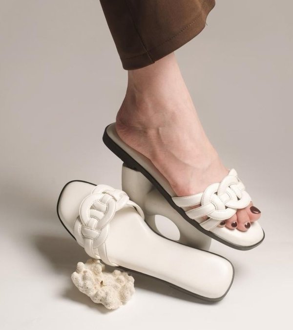 RIKA SANDALS (WHITE)