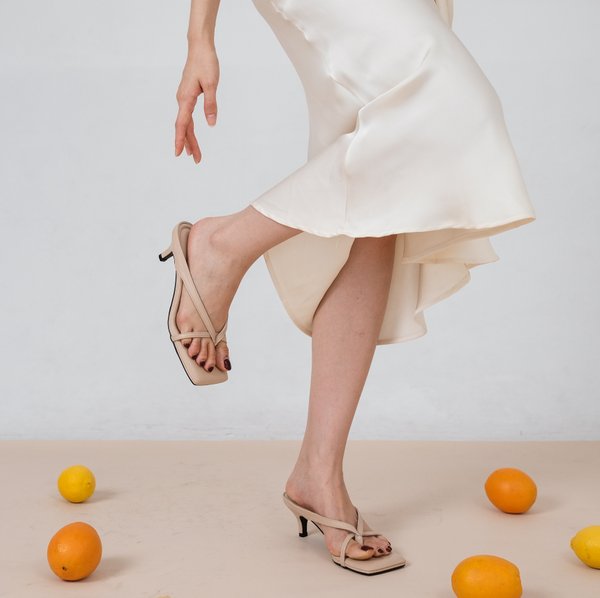 V2: EMERY LOW HEEL SANDALS (NUDE)