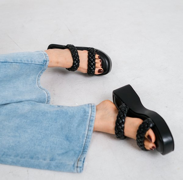 PAMELA BRAIDS PLATFORM SANDALS (BLACK)
