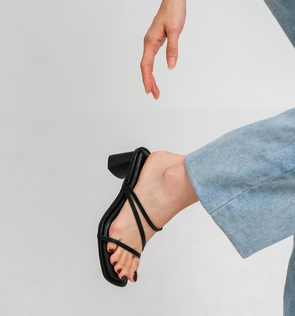 SWISS HEELS (BLACK)