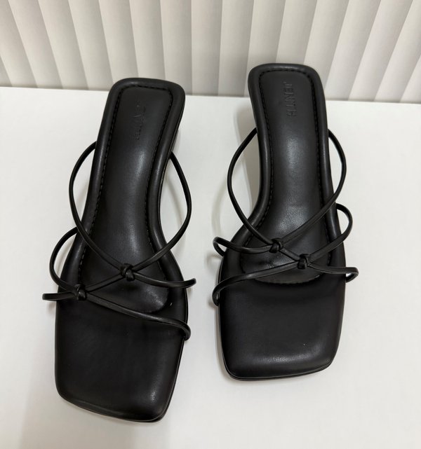 DENISE BRAIDS LOW HEEL SANDALS (BLACK)