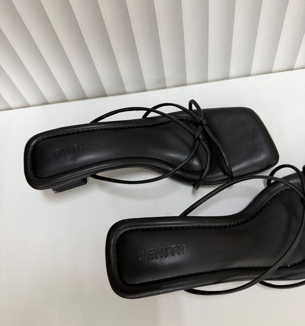 DENISE BRAIDS LOW HEEL SANDALS (BLACK)
