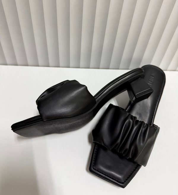 BELLA LOW HEEL SANDALS (BLACK)