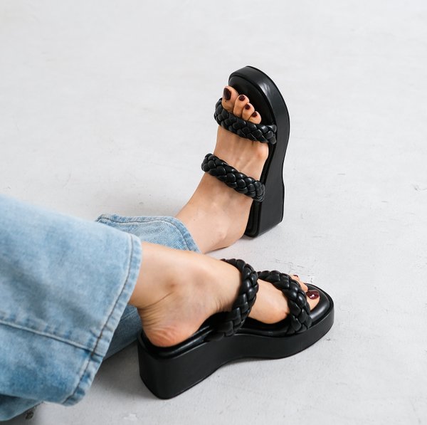 PAMELA BRAIDS PLATFORM SANDALS (BLACK)