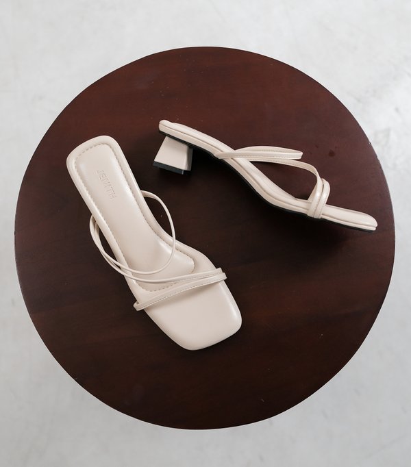LYCHEE LOW HEEL SANDALS (OAT)