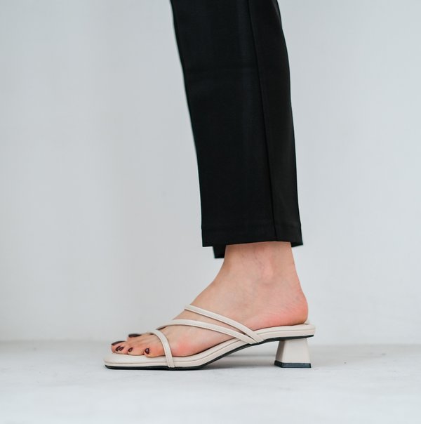 LYCHEE LOW HEEL SANDALS (OAT)
