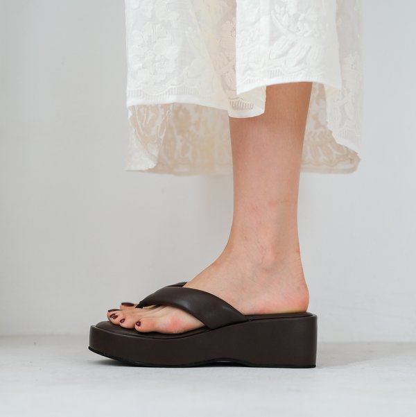 V2 CLARICE PLATFORM SANDALS (ESPRESSO)
