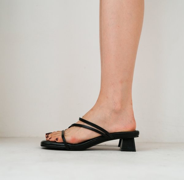 LYCHEE LOW HEEL SANDALS (BLACK)