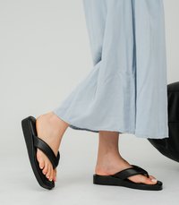 KARINA PLATFORM SANDALS (BLACK)