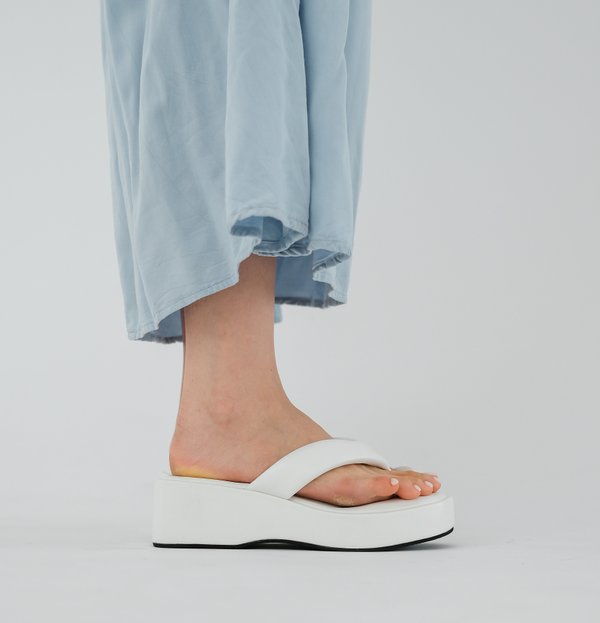 V2 CLARICE PLATFORM SANDALS (WHITE)