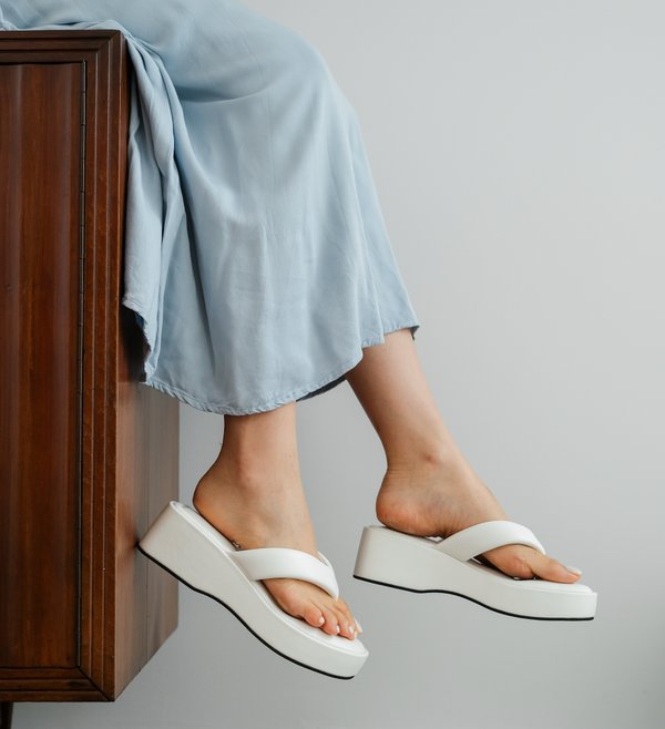 V2 CLARICE PLATFORM SANDALS (WHITE)