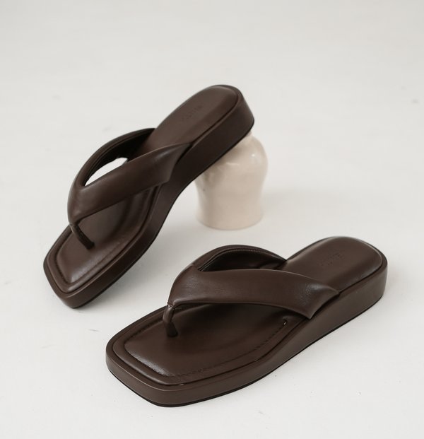 KARINA PLATFORM SANDALS (ESPRESSO)