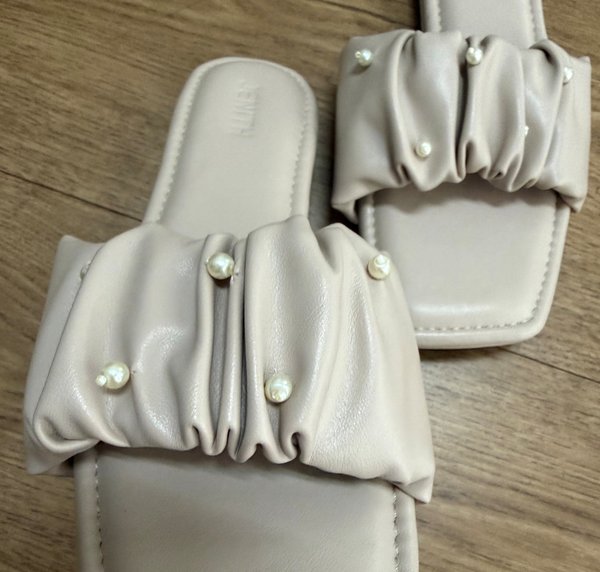 JOELLE PEARL SANDALS (LATTE)