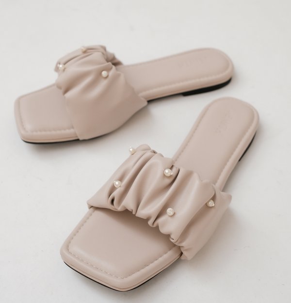 JOELLE PEARL SANDALS (LATTE)