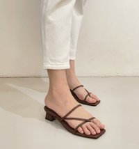 LYN LOW HEEL SANDALS (BROWN)