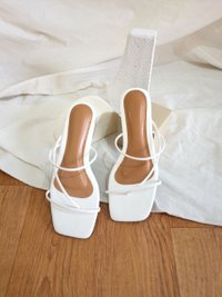 NIEKA FLAT SANDALS (WHITE)
