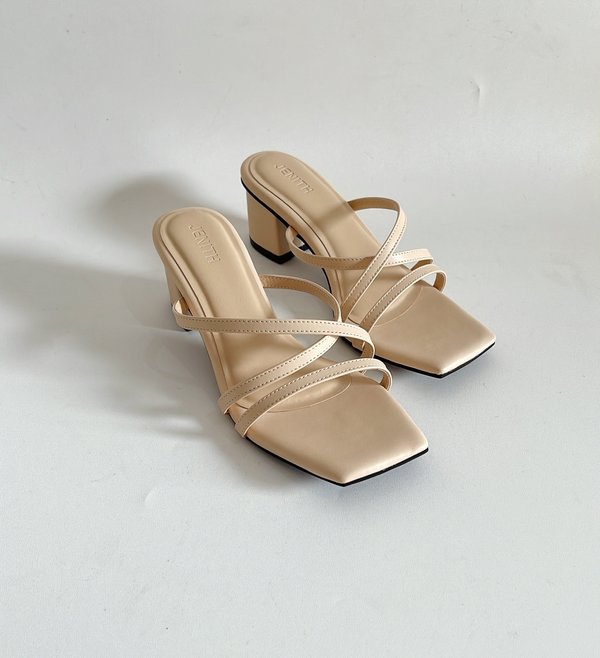 SARAH HEELS (NUDE)